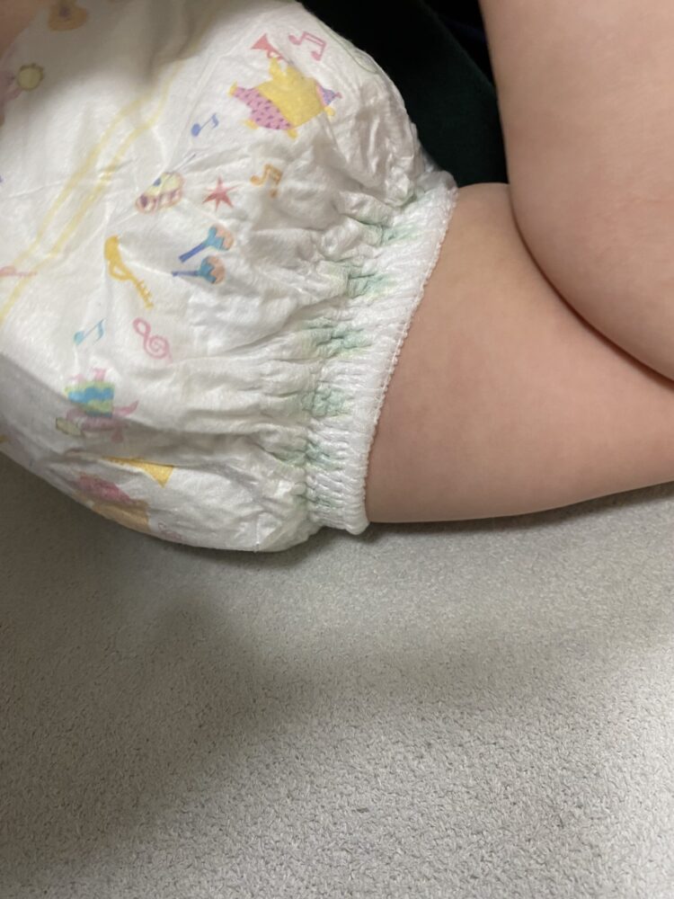 パンツ　太ももキャザー