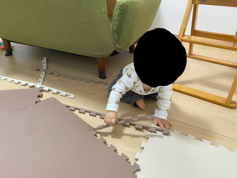 サイドパーツを剥がす息子