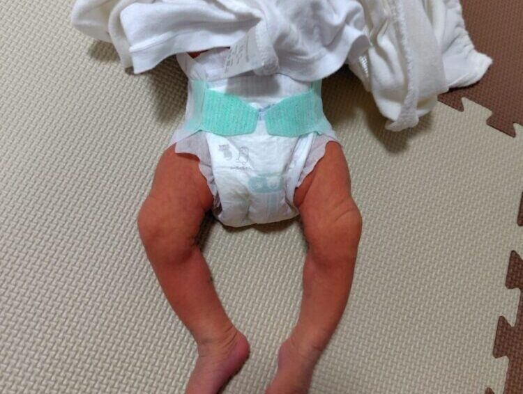 2700gの息子に履かせた