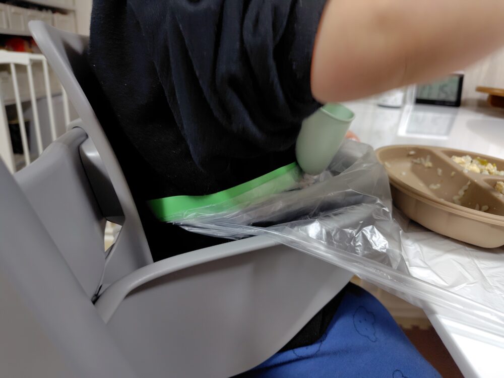お腹まわりに貼っている様子