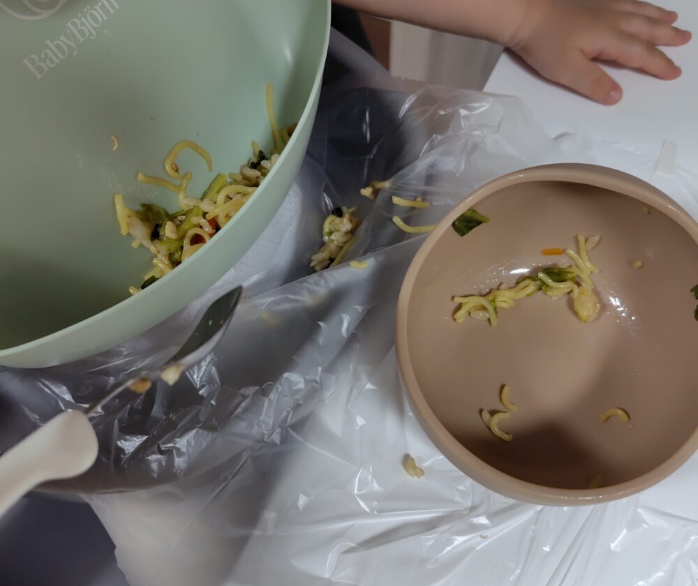 フィルム上に食べこぼしが落ちている様子