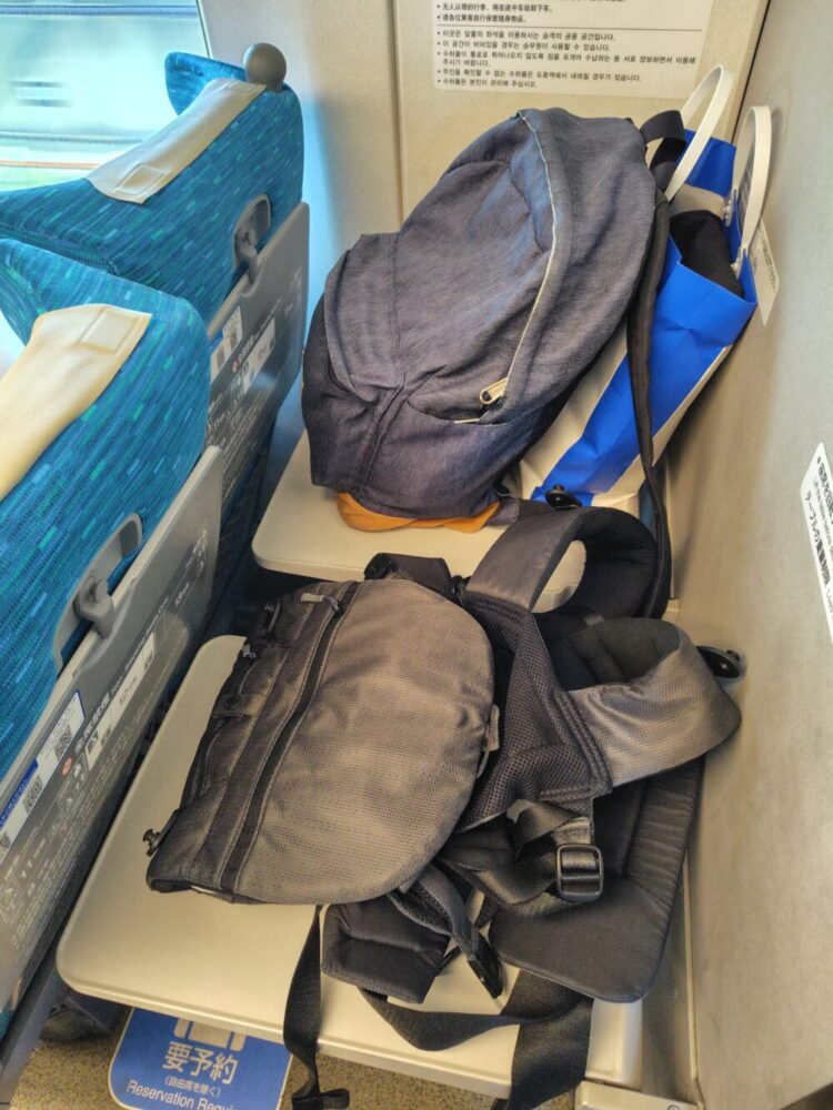 特大荷物スペースに荷物を置いている所