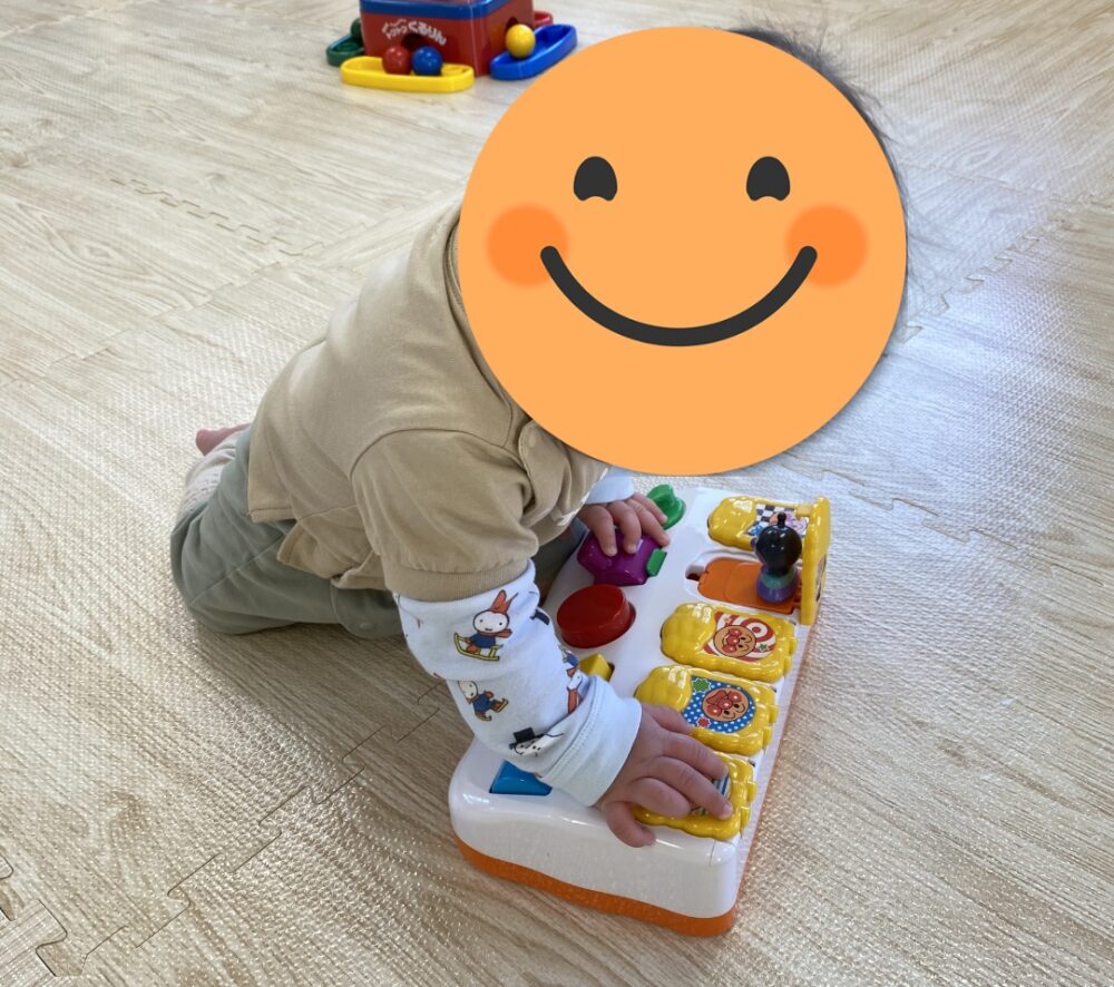 8ヶ月で遊んでいる様子