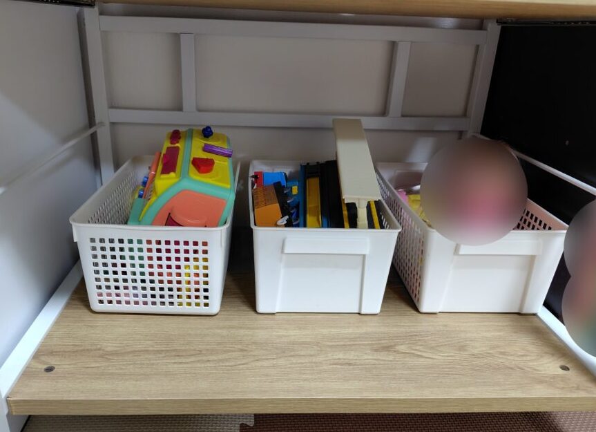 おもちゃかごに入れて棚に収納している写真