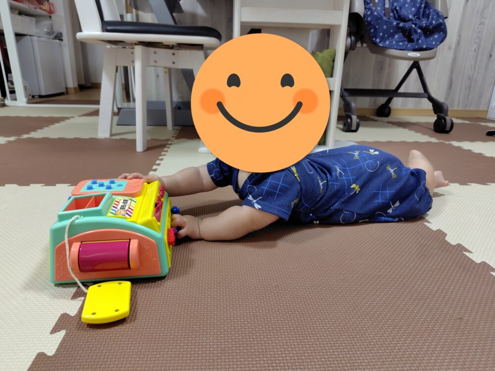 7ヶ月:本体を触っている写真