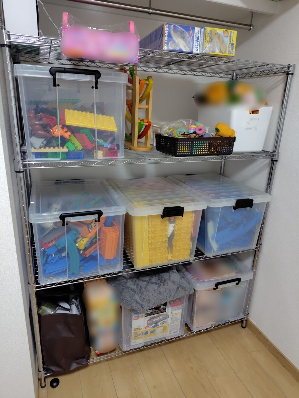 収納ラックにおもちゃを積んでいる
