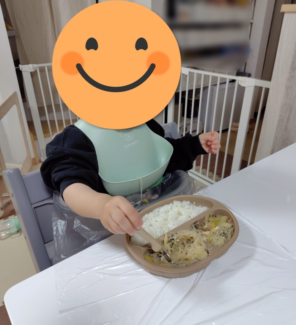 マスカーフィルムを使用してご飯を食べている様子