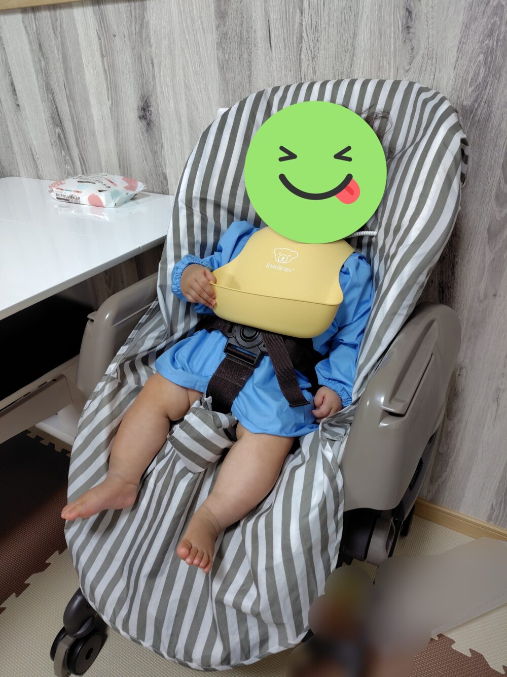 エプロン＋スモッグを着用した食事中の様子