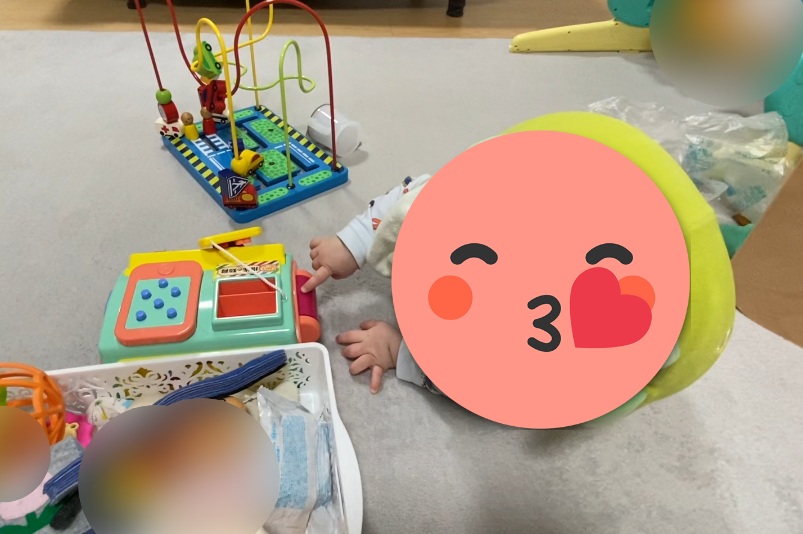 9ヶ月:ローラーを回している写真