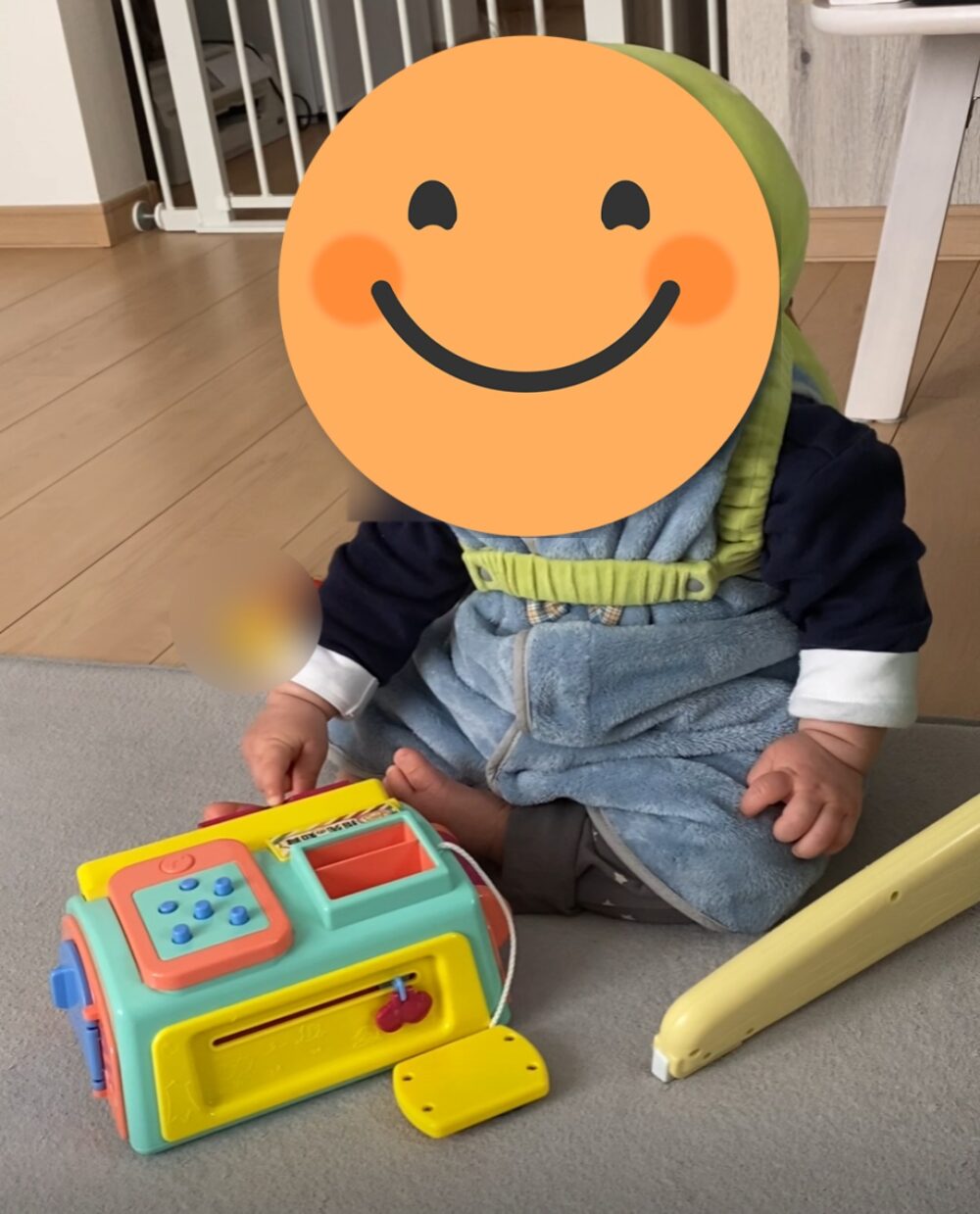 11ヶ月:CDプレーヤーを引き出している写真
