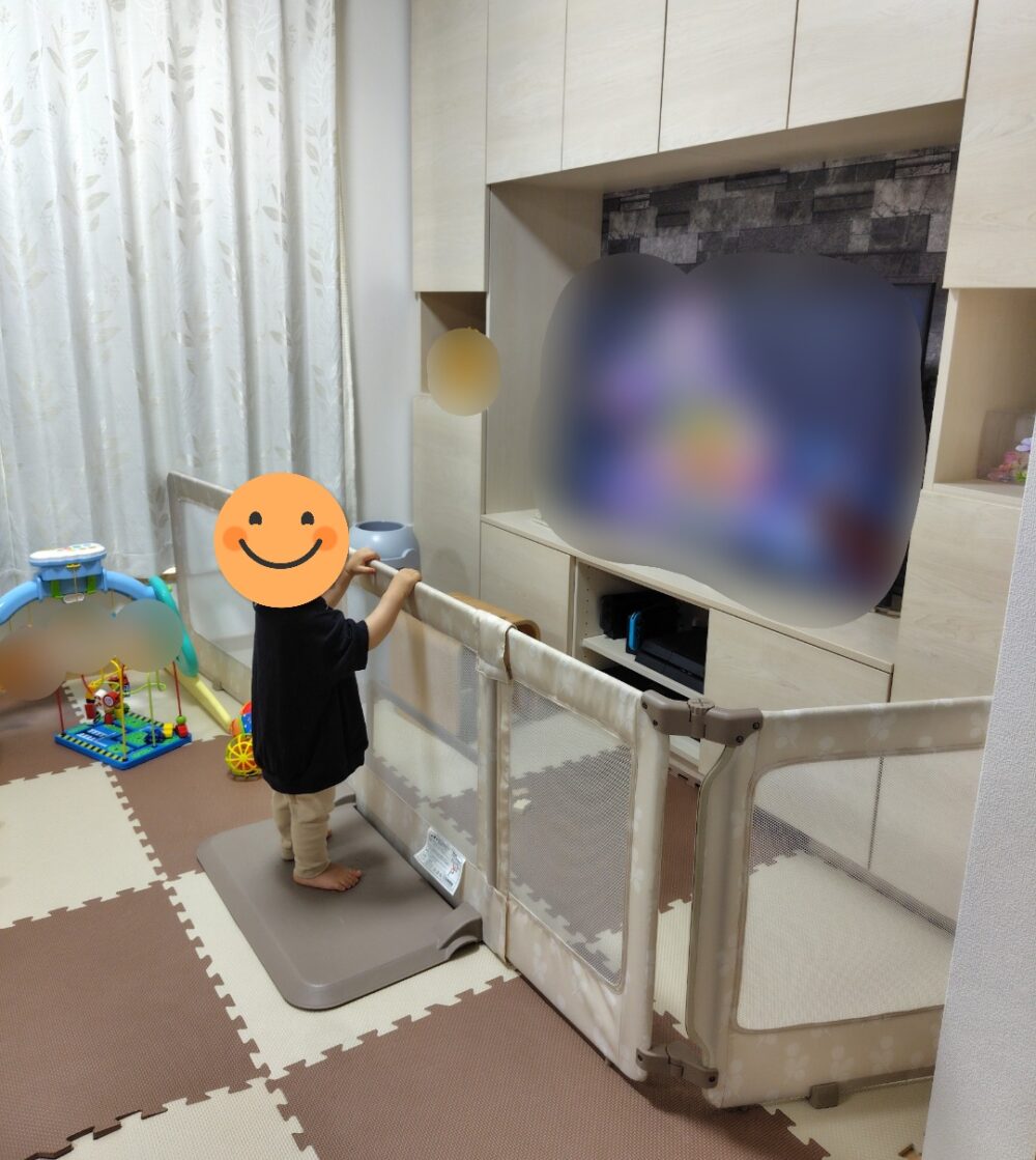 息子が寄りかかっている様子