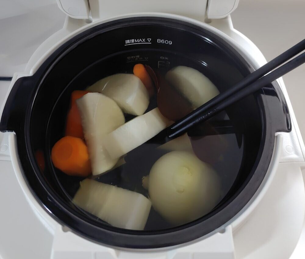 カットした野菜と水をなべに入れた状態