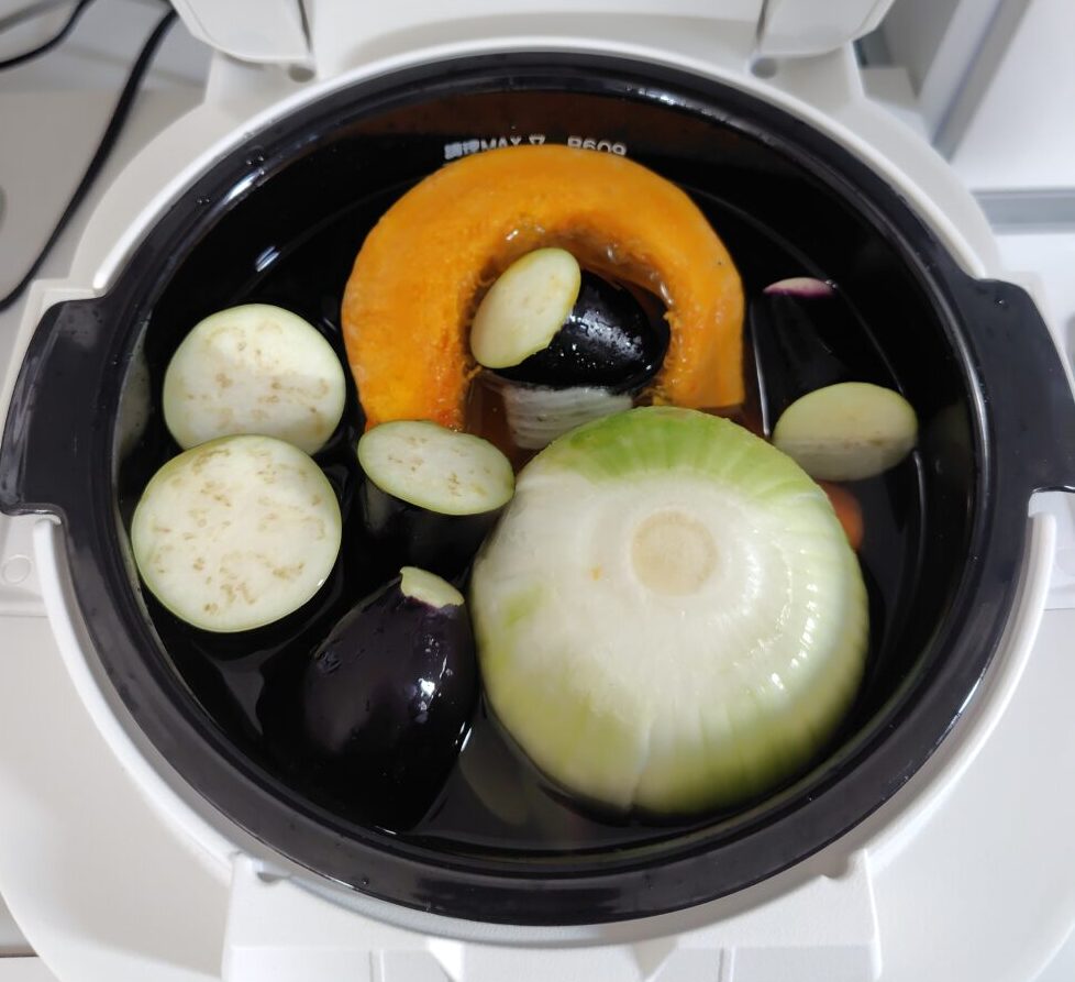 自動調理なべに野菜を入れた状態