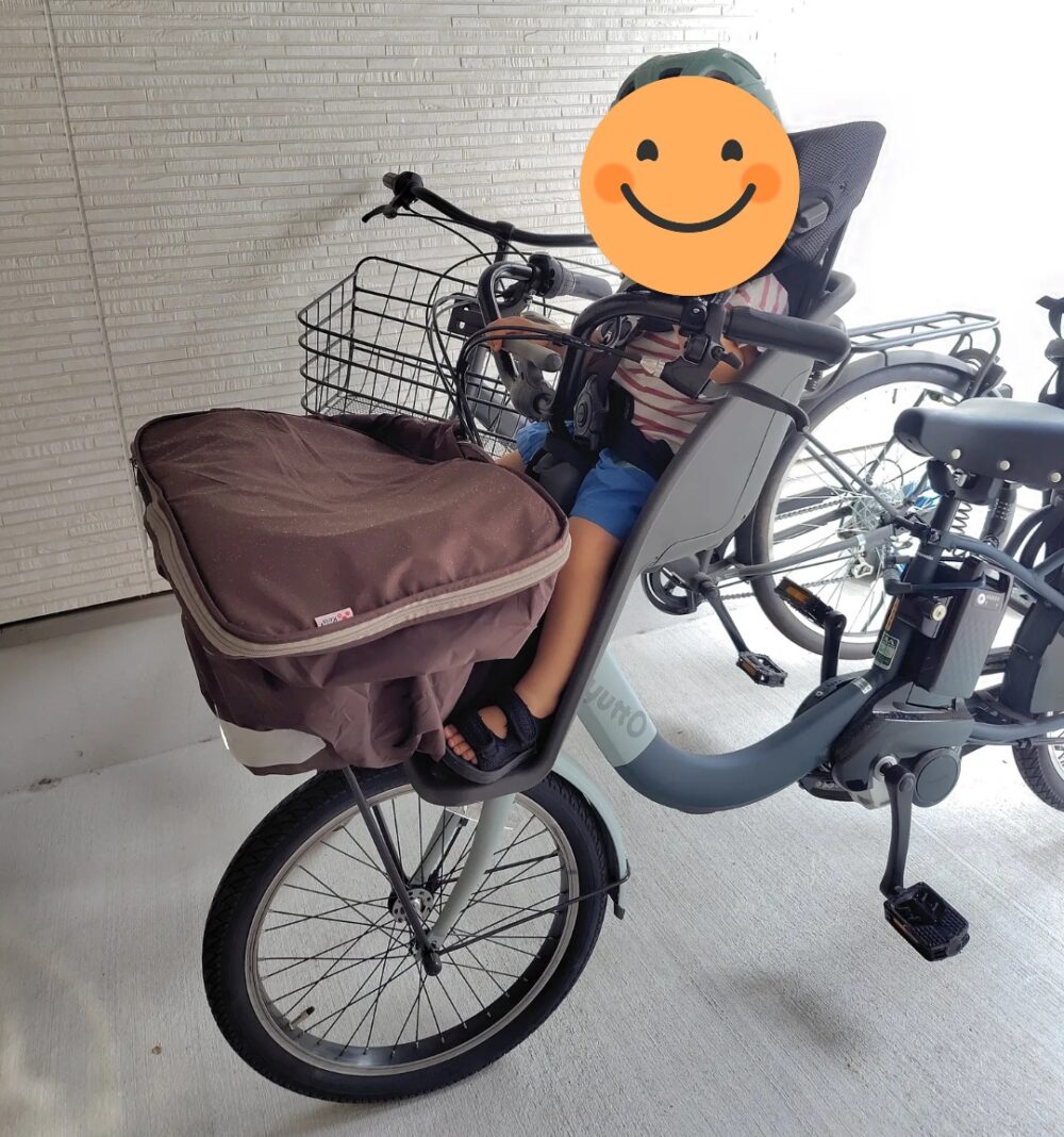 電動自転車に乗っている様子