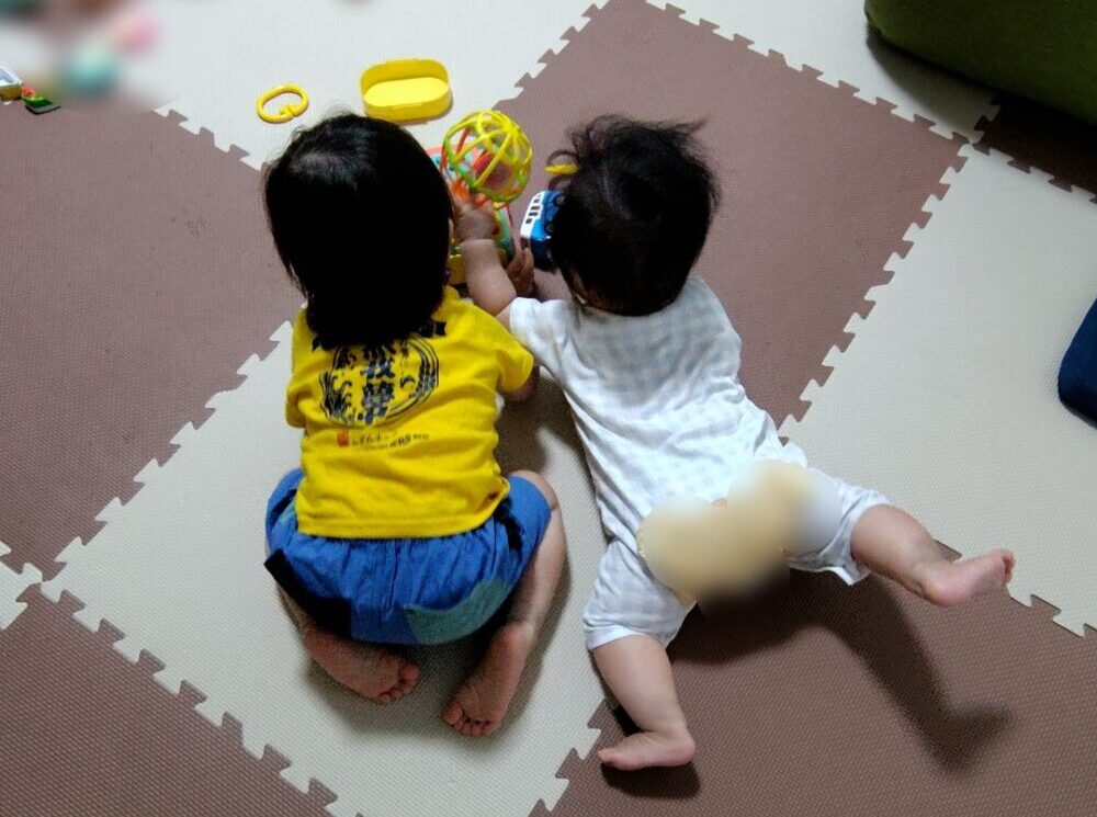 2人が近くで遊んでいる様子