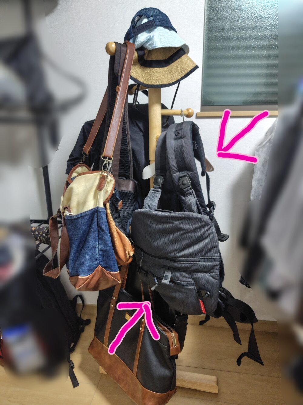 1階のハンガーポールに抱っこ紐を掛けている状態
