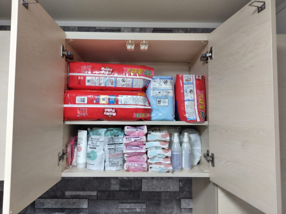おむつ・消耗品が入った扉を開けた状態