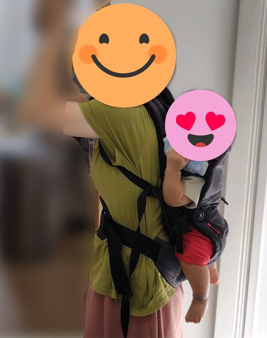 次男をベビーキャリアオンでおんぶしている写真