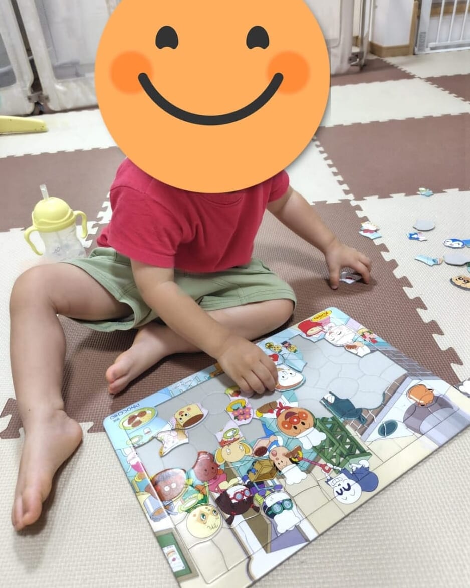 長男がパズルをするところ