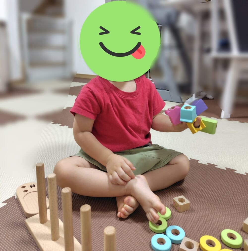 帽子を指にはめている様子