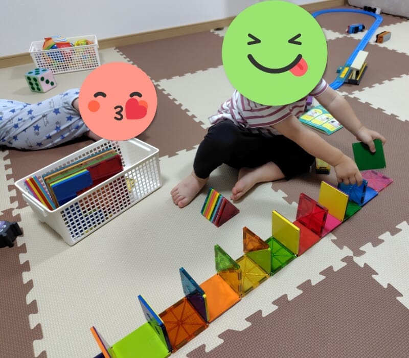 ドミノのように並べている写真