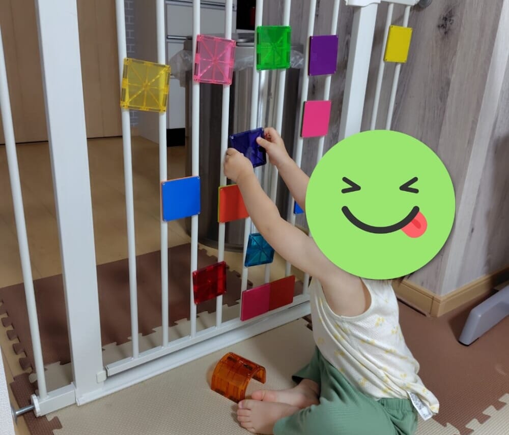 ベビーゲートにピタゴラスを付けている写真】