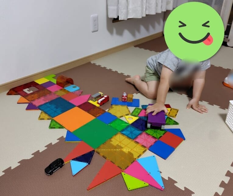パーツを広げて車を走らせている様子