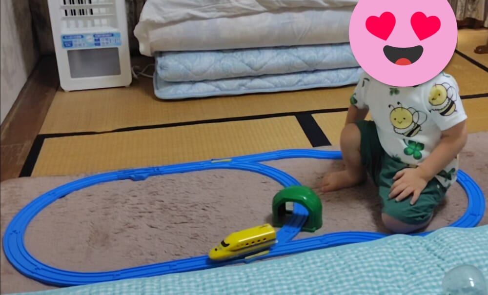 ドクターイエロー スタートレールセットを組み立てて遊んでいる