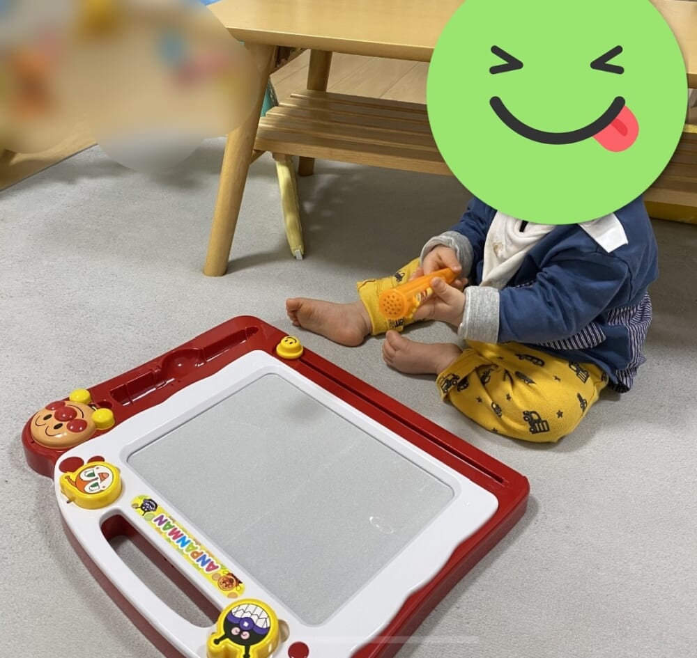 1歳の長男がペンを手に持って観察している