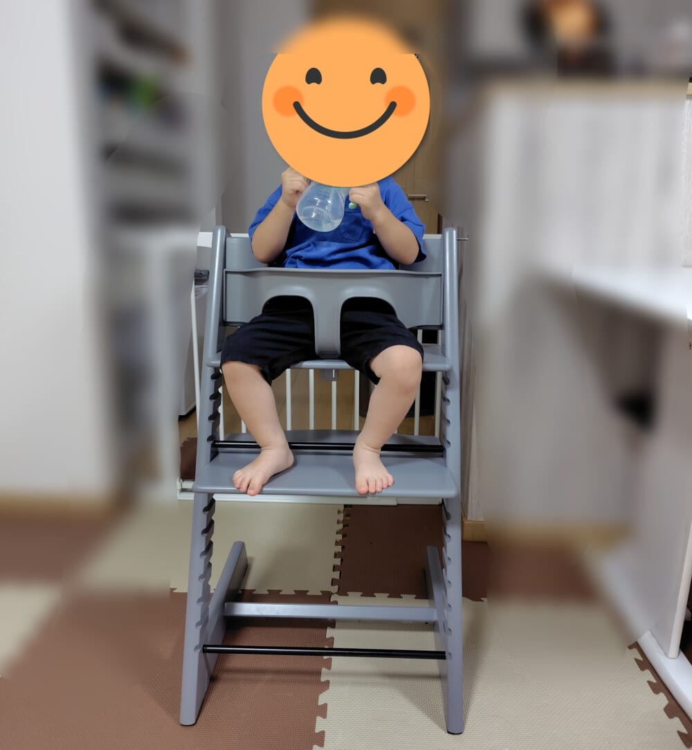 長男の足裏が足置きについている正面写真