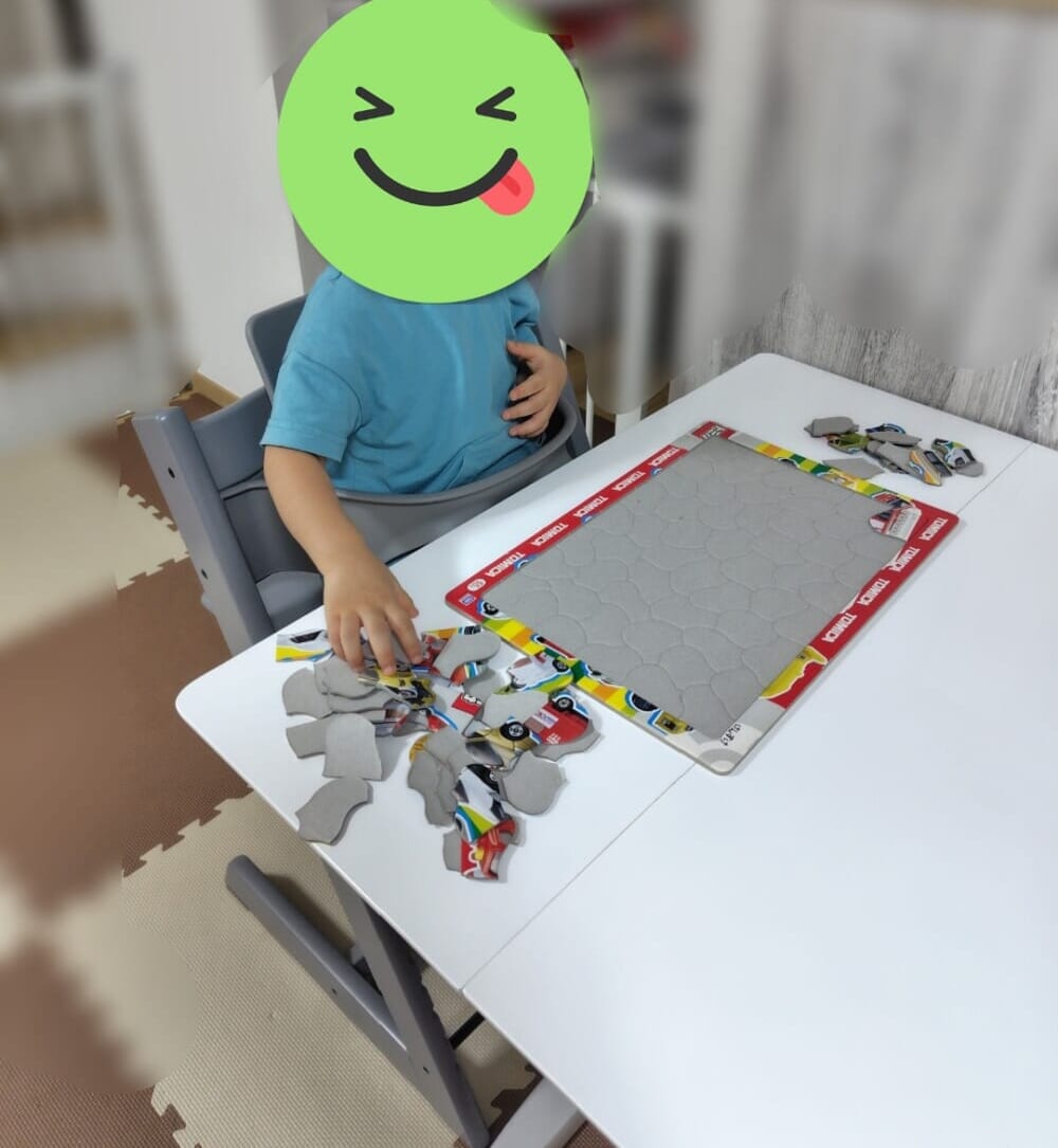 パズルをする長男