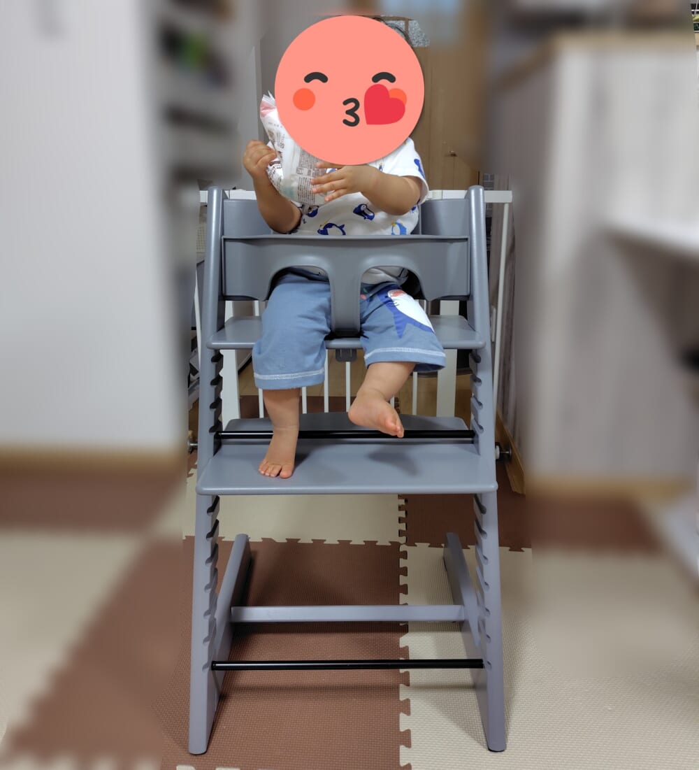次男の足先が足置きにわずかに届いている写真