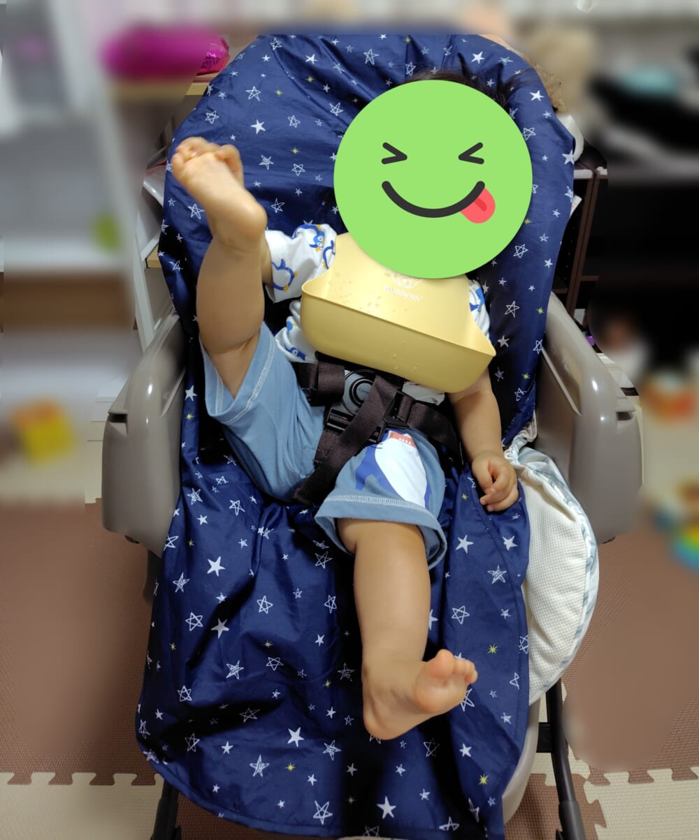 ネムリラで次男が足を持ち上げている写真