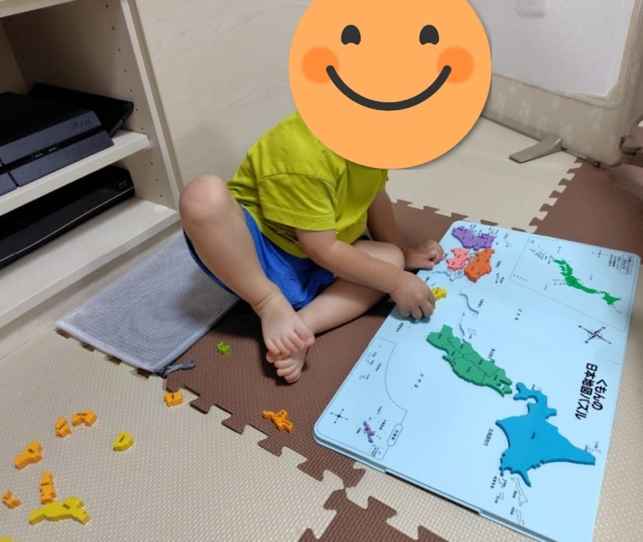 長男が日本地図パズルで遊んでいる様子