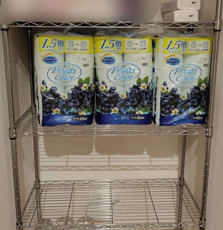 廊下収納のラックに置いたトイレットペーパー3パック