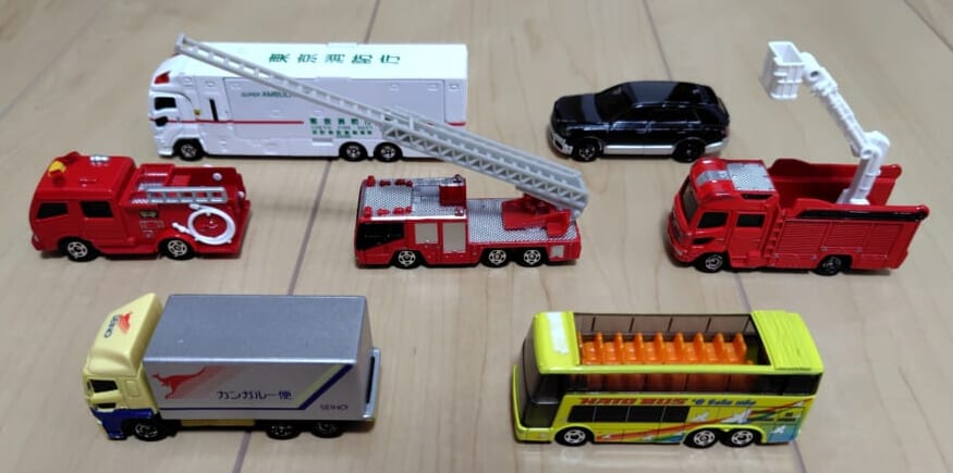 実際に持っている消防車3台と、トラック・バスを並べた