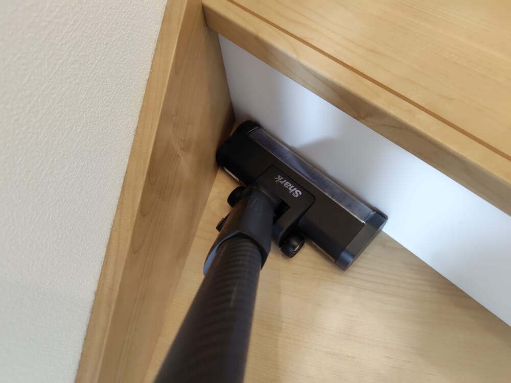 階段の三角形になった角を掃除している写真