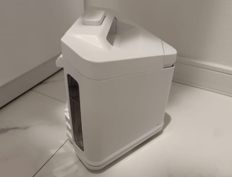 自動ゴミ収集ドックから取り外したダストカップ