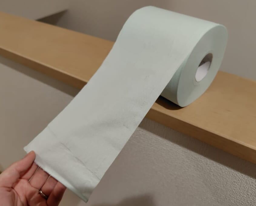トイレットペーパーを広げた写真